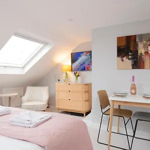 Cosy Loft Retreat, King Bed, En-suite, Kitchenette, Homestay Brighton